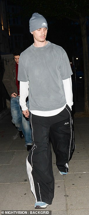 Model se odlučio za izblijedjelu sivu majicu preko bijelog vrha s dugim rukavima