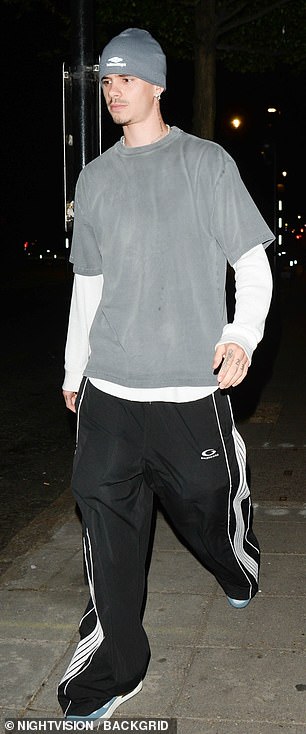 Međutim, pobrinuo se da još uvijek donese dizajnerski element jer je izgled dovršio s balenciaga par crnih dna tracksuita