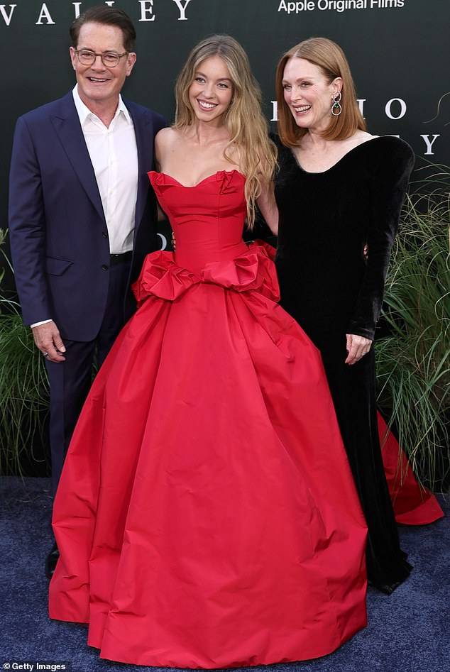 Sydney i Julianne također su se okupili za grupu snimljenom sa svojom zvijezdom Kyleom MacLachlanom, koji glumi muža Julianneovog lika