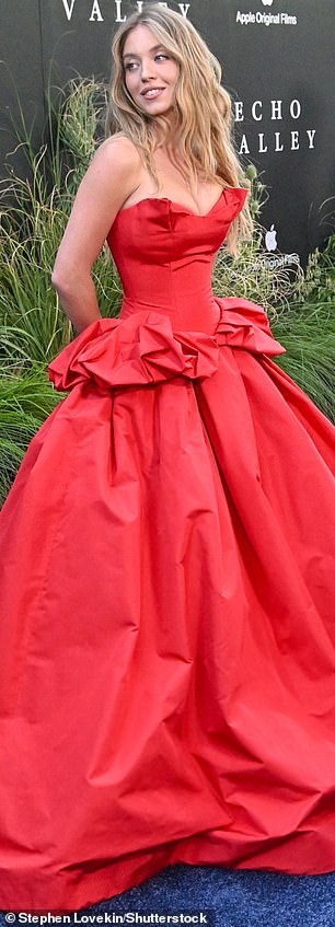 Sada, nakon što se proglasila na tržištu, zasjajna senzacija stavila je njezinu dekolturu na izloženu u kapljivu haljinu za njujoršku premijeru Echo Valley