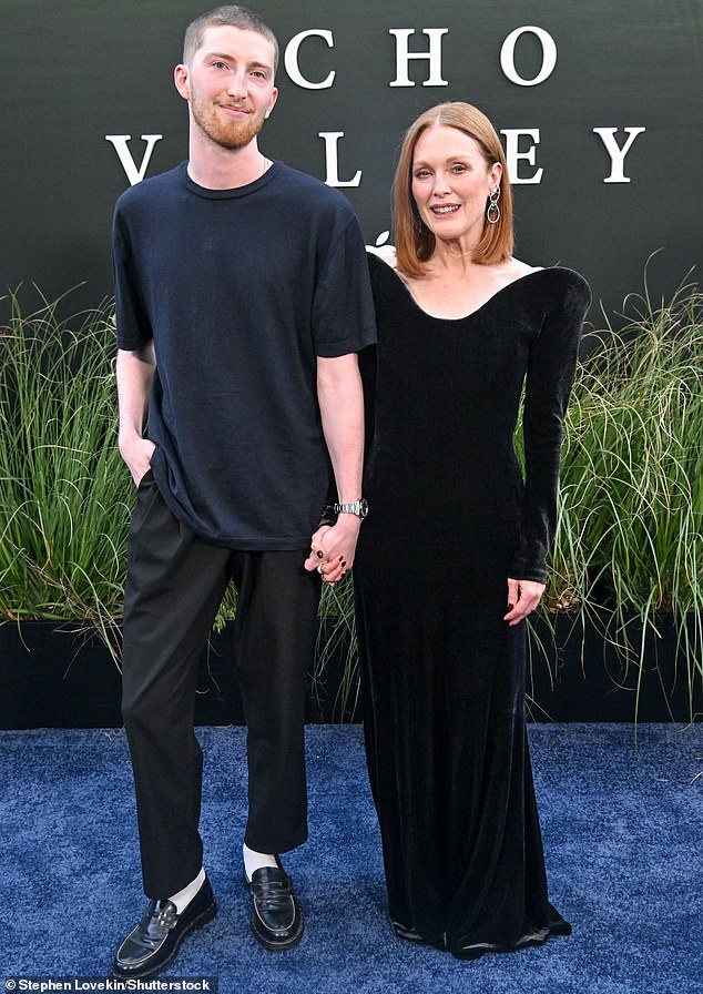 Julianne je prisustvovala gala na ruci svog ležerno odjevenog sina Caleba Freundlicha, koji je slijedio njezine korake u showbiznisu i postao pjevačica kantautor