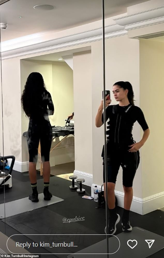U međuvremenu, dok je Romeo krenuo u noćni izlazak, Kim se uputila na Instagram kako bi podijelila da je posjetila teretanu dok je u svojoj odjeći za vježbanje dijelila zrcalni selfie