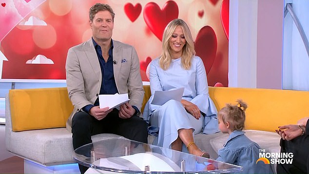 Dok je Anna razgovarala sa suortinicom Sally Bowrey o obiteljskom životu, dijete je urnebesno prekinuto puzajući i hvatajući se za Sallyine visoke potpetice