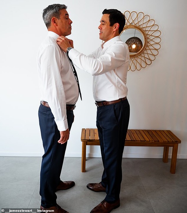 Glumac veteran nedavno je podijelio dragocjenu galeriju fotografija na društvenim mrežama koje su ga zarobile pomažući Nicku da se pripremi za svoje vjenčanje prošlog mjeseca