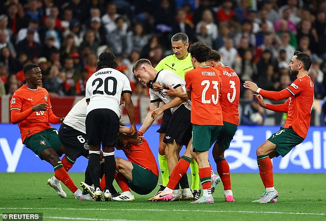 Wirtz i Silva sukobili su se trenutke nakon što se Njemačka vratila na teren dok je Manchester City Man sišao s lopte