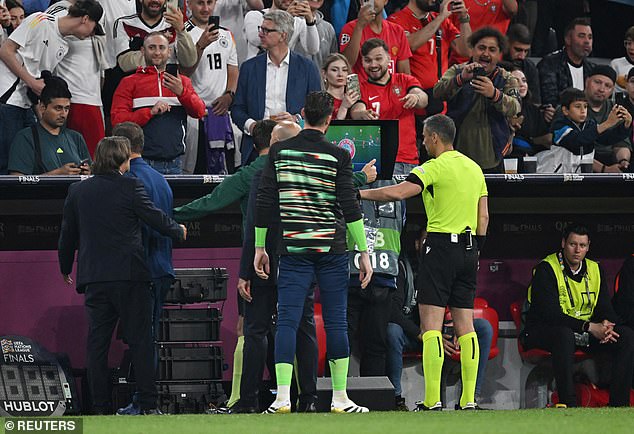 Slovenijski sudac Slavko Vincic trebao je samo pogled na monitor na terenu kako bi potvrdio napor