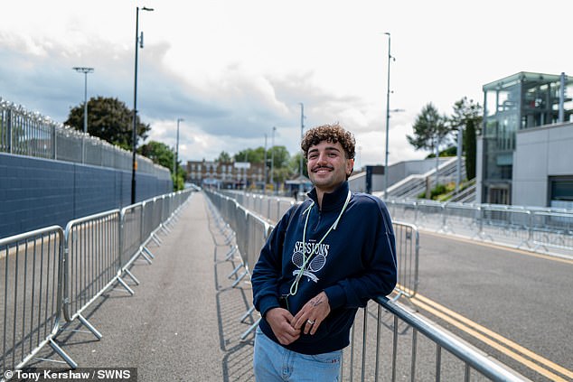 Još jedan super obožavatelj, Gabriele Macca, bio je jedan od prvih u redu