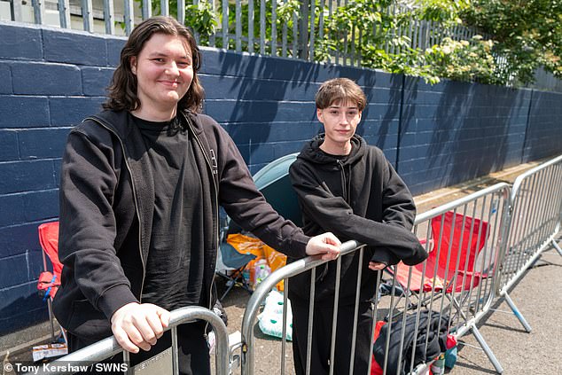 Neki super obožavatelji, međutim, u redu su od 4 ujutro kako bi dobili najbolje stalne karte