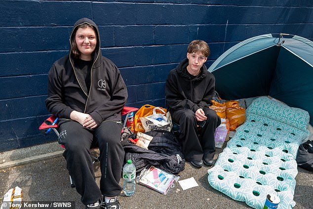 Liam Ghassemi i Alex Schroer kampirali su preko noći na kiši