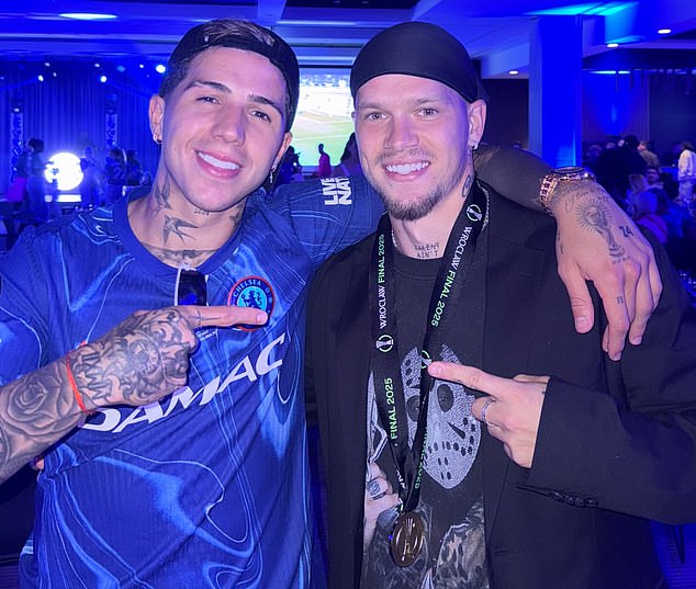 Mudryk nije igrao za Chelsea u više od šest mjeseci, ali bio je prikazan zajedno s Enzom Fernandezom s medaljom pobjednika konferencijske lige prošlog tjedna