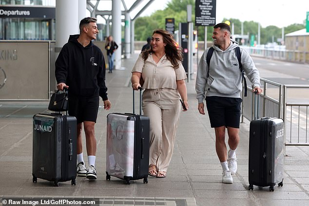 Pridružio joj se sretni par Junaid Ahmed i Joe Blackman, koji su obojica bili odjeveni u kapuljače i kratke hlače