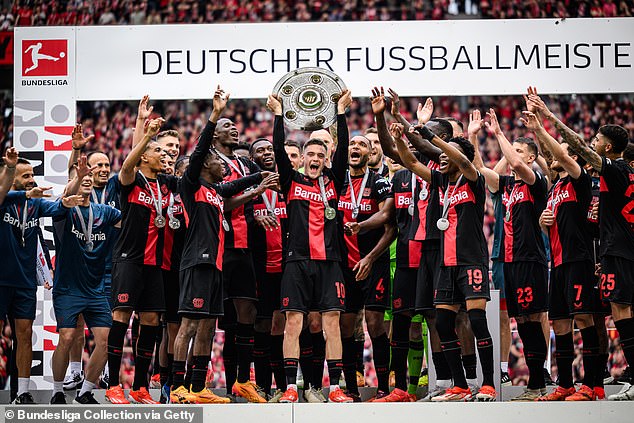 U sezoni 2023-24, Wirtz (centar) je bio zvijezda dok je Leverkusen bio neporažen da bi osvojio naslov Bundeslige protiv ODDS-a i njemačkog kupa