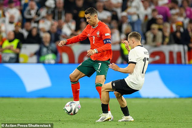 Dok je suradnik golmana u ovoj igri, 40-godišnji Cristiano Ronaldo, neka igra prođe s nekoliko dodira, Wirtz je stalno uzrokovao opasnost