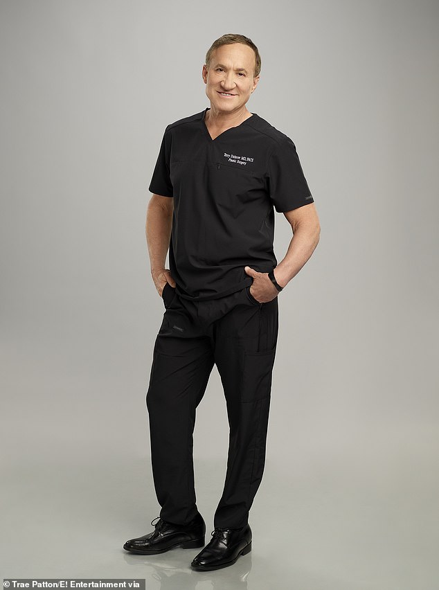 Nakon Kylieinog priznanja o njezinim detaljima o kirurgiji, plastični kirurg dr. Terry Dubrow (na slici) pozvao ju je da bude pažljiviji kako govori o svojoj operaciji zbog miješanih poruka koje možda šalje nekim ženama