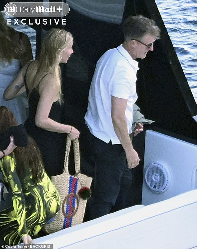 Paltrow je pristupio nekim naušnicama s obručama i klasičnom zlatnom ogrlicom, a držao je smeđu vrećicu s pletenom uzorkom kako bi dovršio izgled