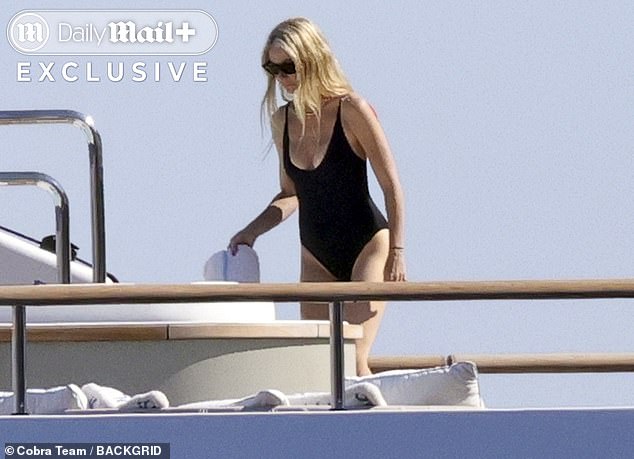 Odvojeni izvor rekao je DailyMail.com da je Paltrow ušao u novu 'fazu života' i da 'voli odrastanje'
