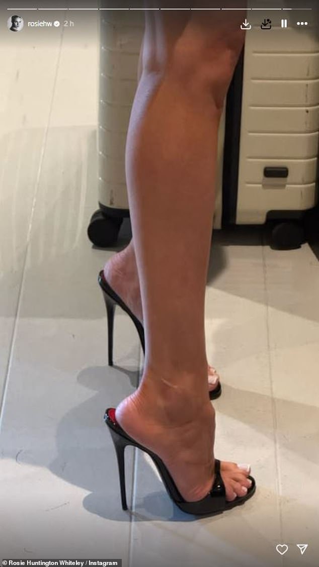 Model, 38, koji je izgledao senzacionalno u seksi ansamblu, također je fanovima pobliže pogledao njezine vrhunske crne potpetice, u kojima je bila crvena obloga i savršeno nadopunila njezinu šik francusku pedikuru