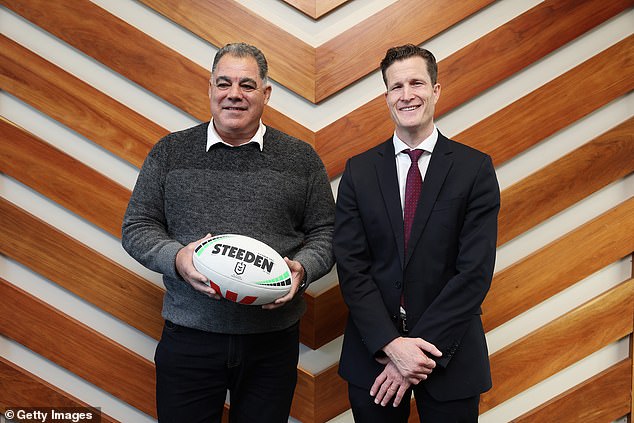 Meninga je prikazana s izvršnim direktorom Bears Anthony de Ceglie na najavi u petak