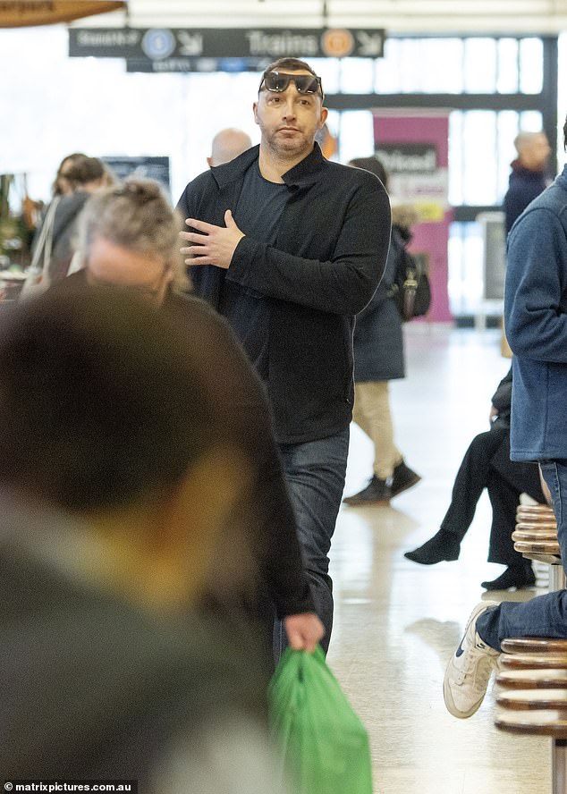 42-godišnjak je izgledao problematično i neku vrstu dok je išao u kupovinu u istočnom predgrađu Sydneya, nedaleko od policijske postaje gdje je prijavio navodni zločin