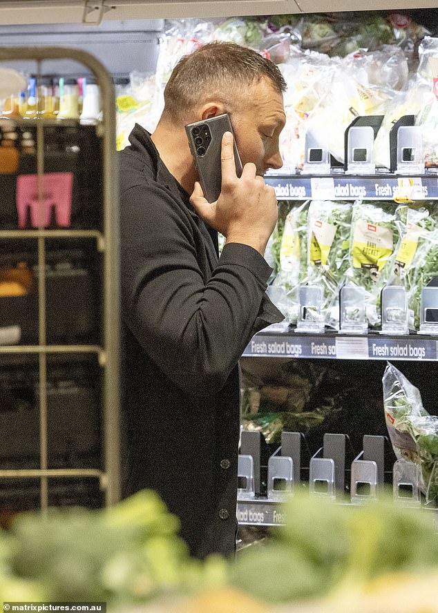 Thorpeov menadžer James Erskine bacio je malo svjetla na navodni zločin, otkrivajući da nijedna zlatna medalja legende Olimpije nije uzeta