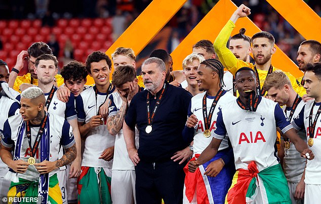 Postecoglou je otpušten samo 16 dana nakon završetka Tottenhamovog 17-godišnjeg čekanja trofeja