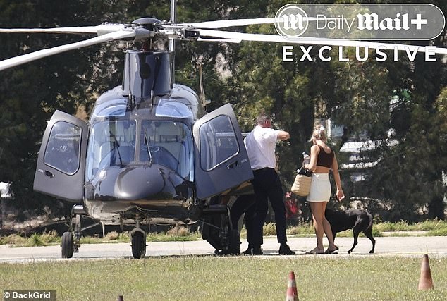 Izvukao je sve zaustavljanja za svoju novu dama i dragocjen pooch dok je grupa skočila na helikopter na razgledavanje putovanja oko Rima