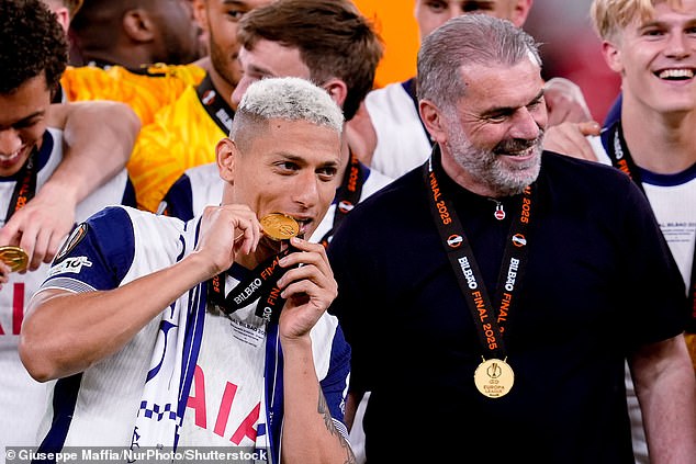 Brazilski napadač Richarlison, na slici (lijevo), slavivši sa svojom medaljom Europa League, zahvalio je Postecoglouu na 