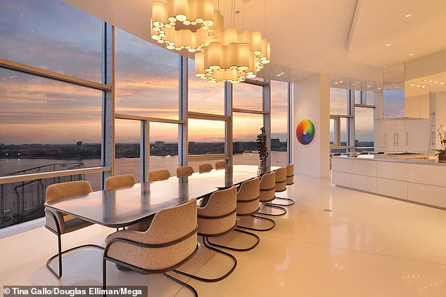 Popis dolazi nakon što je nedavno otkriveno da je bivši papuč odlučio podijeliti svoje drugo prebivalište u New Yorku, na slici, niz sredinu