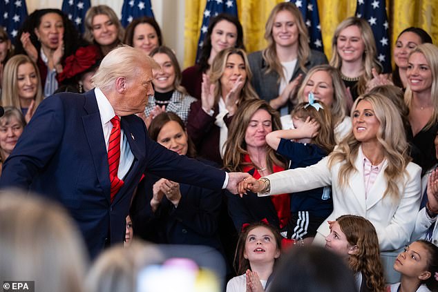 Gaines stisne ruku Donalda Trumpa onog dana kada je potpisao izvršnu naredbu o Trans sportašima