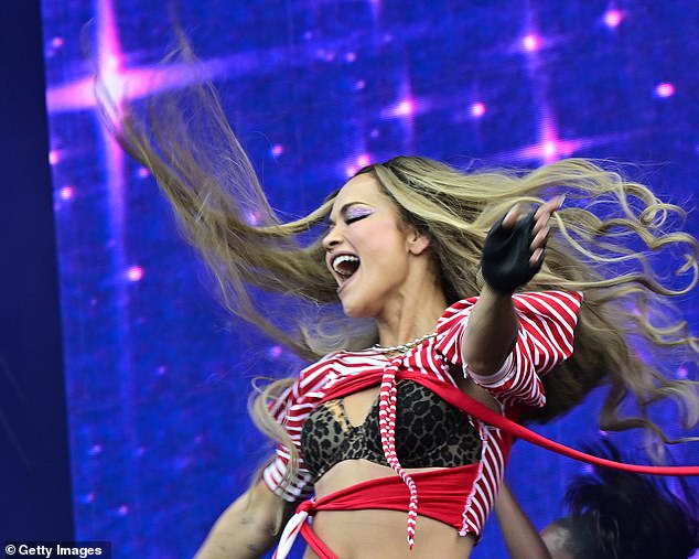 Posljednjih tjedana pobrinula se da sve oči budu uprte u nju sjajnim post na društvenim medijima dok je i dalje zadirkivala svoj nadolazeći singl