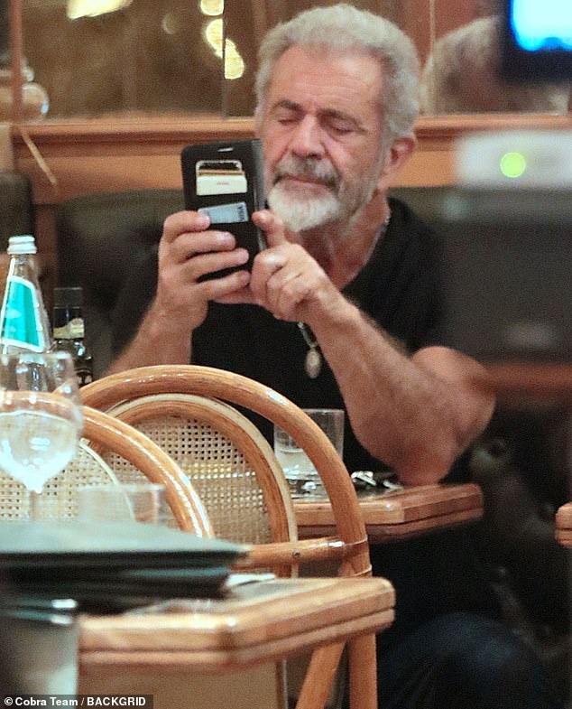 Jazzs je izbacio ansambl ogrlicom