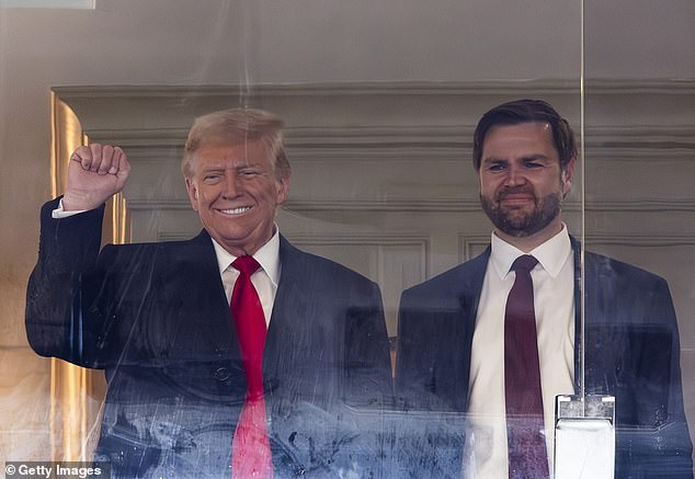 Glazer - koji je prethodno bio donator Demokratske stranke - mogao se vidjeti u dokumentarcu na nogometnoj utakmici Army vs. Mornarice u prosincu 2024., koju je Trump također prisustvovao (viđen gore u igri)