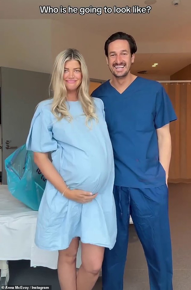 Video je pokazao da su Anna i Michael široko blistali i zagrlili se blizu dok je plavokosa ljepotica pokazala svoje bebe u crnom sportskom grudnjaku. Zatim je držala ruku do kamere, a prizor je prerezao na par noseći bolničke pilinge