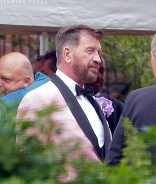 Zvijezda Strogo došla plesa udružila je svoj blejzer s bijelom košuljom, crnim hlačama i crnim kravatama, dodajući daljnji prskanje boje s ljubičastim boutonniereom