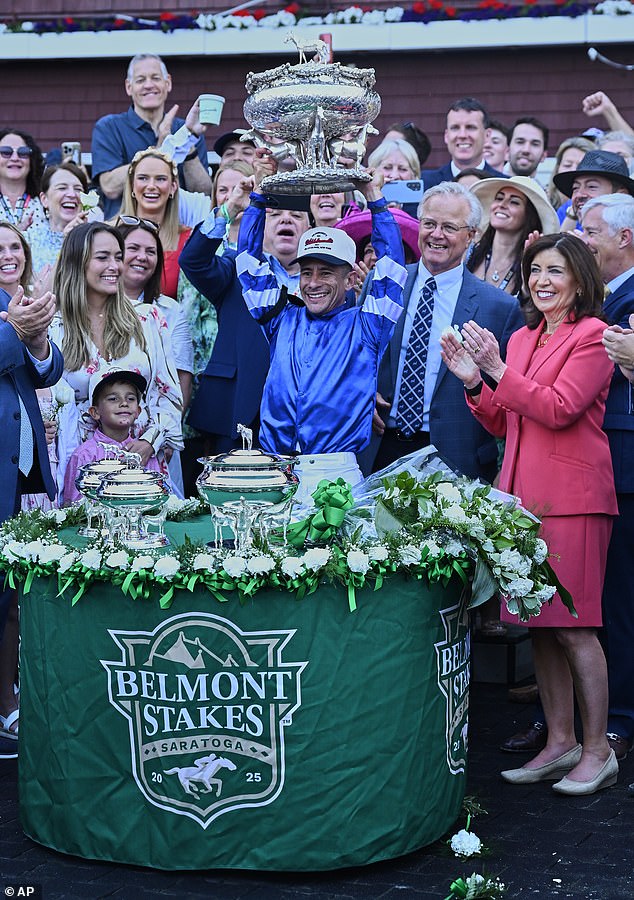 JOCKEY junior Alvarado, centar, drži trofej u August Belmont kao trener Bill Mott, drugi s desne strane, i guverner New Yorka Kathy Hochul gledaju nakon pobjede Alvarada