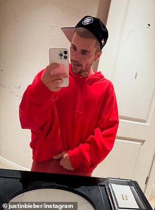 Justin je nastavio fotografirati slike dok je stajao ispred ogledala u kupaonici s telefonom u ruci