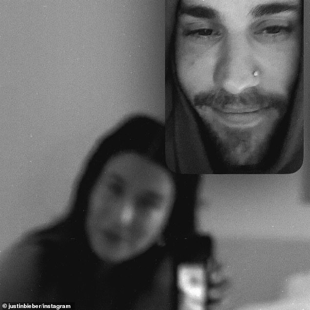 Još jedan post koji je Justin u subotu prenio na svoju Instagram stranicu uključivao je crno -bijeli selfie, kao i snimku zaslona dok se pojavio kao FaceTime njegova supruga Hailey Bieber