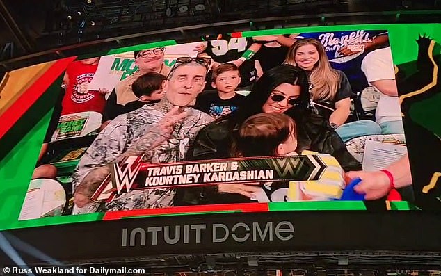 TV ličnost pojavila se s bubnjarom Blink-182 i njihovim jednogodišnjim sinom u WWE-ovom novcu u banci na Intuit Dome