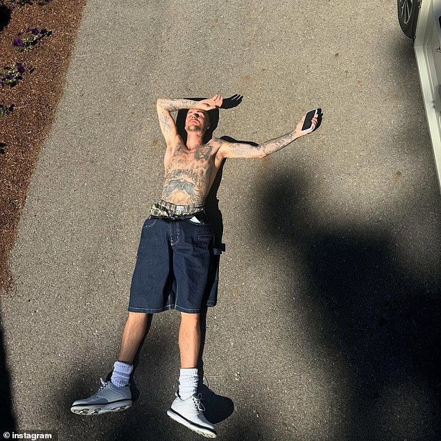 Justin je također skočio na svoje Instagram priče kako bi podijelio više selfija zajedno sa dugačkim kriptičnim porukama svojim sljedbenicima - i uputio se na halucinogeni lijek ketamin.