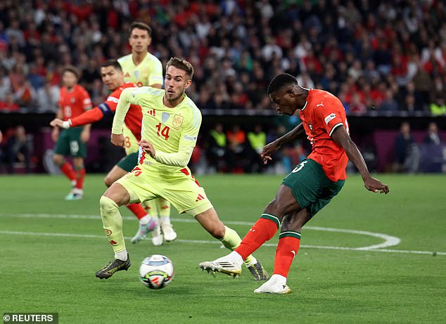 Mendes je u prvom poluvremenu udario prvi gol Portugala u finalu s snažnim pucanjem lijevog nogu