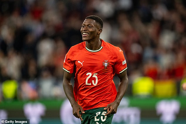 Portugal lijevo leđa Nuno Mendes postigao je jedan gol za Portugal prije nego što je postavio drugi