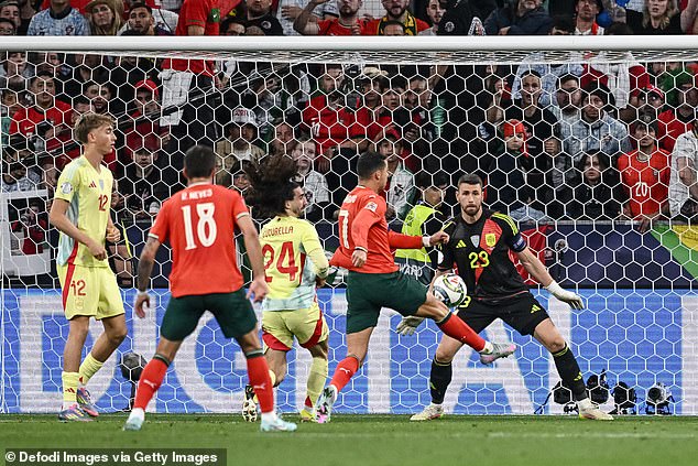Ronaldo je napravio 2-2 neposredno nakon sat vremena oznakom vožnje kućom od odbijenog Mendes Crossa