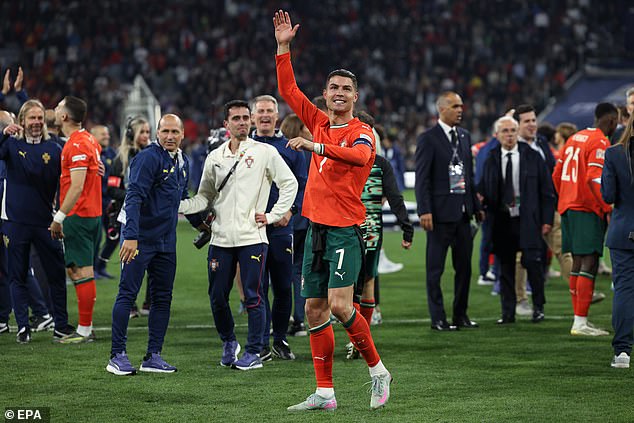 Ronaldo je sada osvojio tri glavna međunarodna trofeja s Portugalom u manje od desetljeća