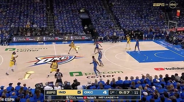Dvije slike niske rezolucije Larryja O'Brien-a zabilježene su tijekom igre 2 finala NBA