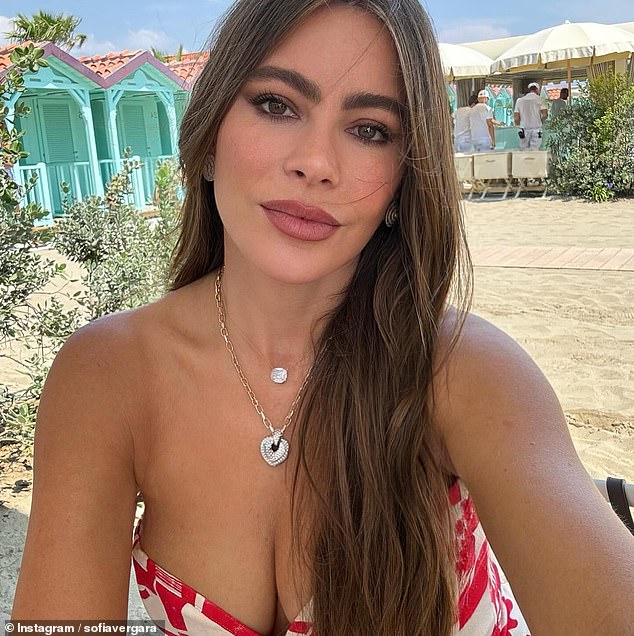 U nedjelju je moderna obiteljska glumica, 52, izašla na Instagram kako bi objavila zamku žeđi noseći samo jedva, G-String tange dok je sunčala po bazenu