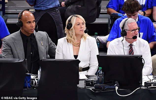 ESPN najavljivači (s lijeve strane) Richard Jefferson, Doris Burke i Mike Breen viđeni u igri 2