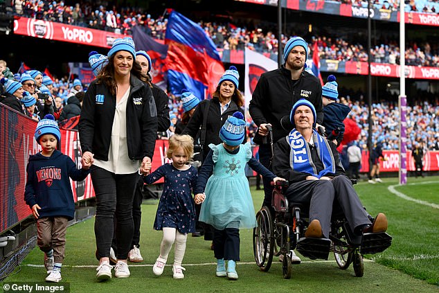Bec Daniher, Ben Daniher i Neale Daniher rade krug časti s Daniher Kids ispred prepune kuće u 'G