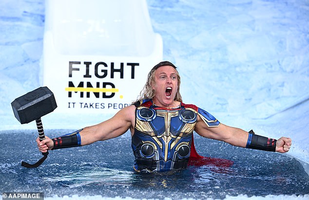 Bilo je teško reći je li bivši olimpijski sprinter Matt Shirvington urlao da ostane u karakteru kao Thor, ili zbog hladnoće ugriza