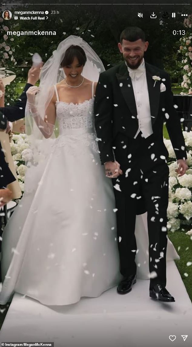 Za poseban dan, TV ličnost izgledala je nevjerojatno dok je krasila seoski prolaz u dvije maison peter Langner couture haljine