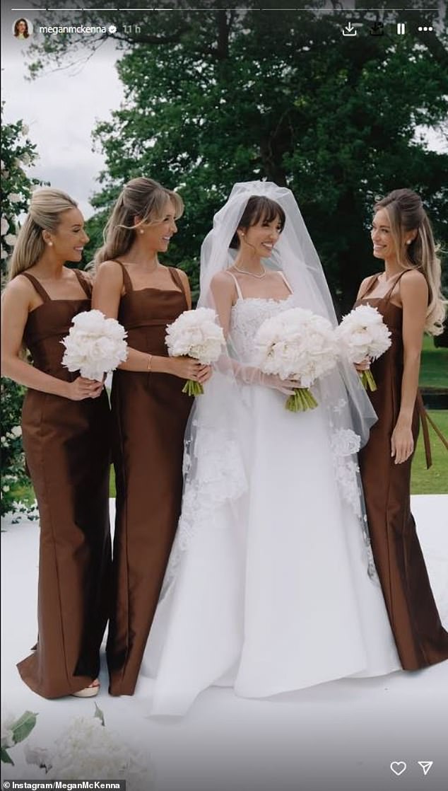 Izgledala je elegantno kao i uvijek dok se pridružila svojim tri djeveruše, koje su također bile odjevene u Maison Peter Langer, za grupnu sliku